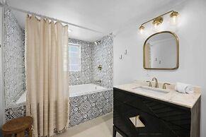 Hummingbird Home by Avantstay Boat House + Dock