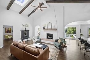 Hummingbird Home by Avantstay Boat House + Dock