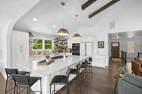 Hummingbird Home by Avantstay Boat House + Dock