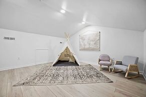 Hummingbird Home by Avantstay Boat House + Dock