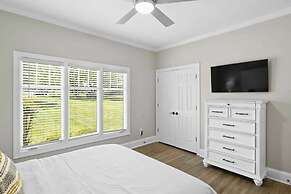 Water, Water Everywhere by Avantstay Pool + Dock