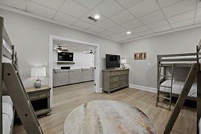 Water, Water Everywhere by Avantstay Pool + Dock