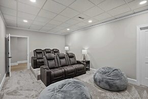 Water, Water Everywhere by Avantstay Pool + Dock