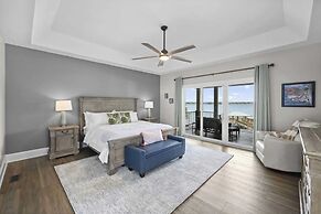 Water, Water Everywhere by Avantstay Pool + Dock