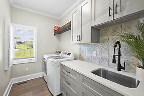 Water, Water Everywhere by Avantstay Pool + Dock