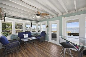 Water, Water Everywhere by Avantstay Pool + Dock