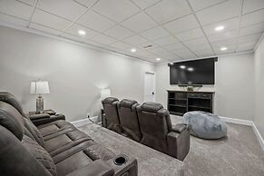 Water, Water Everywhere by Avantstay Pool + Dock