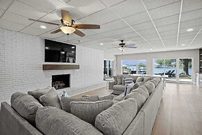 Water, Water Everywhere by Avantstay Pool + Dock