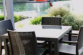 Captains Cove Resort - Waterfront Apartment