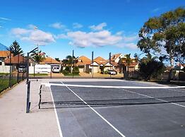 Captains Cove Resort - Waterfront Apartment