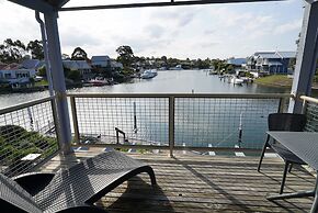 Captains Cove Resort - Waterfront Apartment
