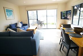 Captains Cove Resort - Waterfront Apartment