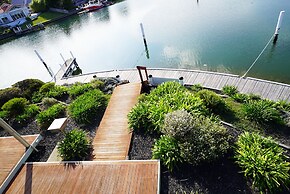 Captains Cove Resort - Waterfront Apartment