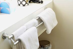 Captains Cove Resort - Waterfront Apartment