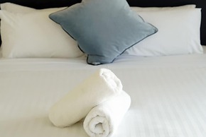 Captains Cove Resort - Waterfront Apartment