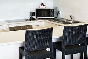 Captains Cove Resort - Waterfront Apartment