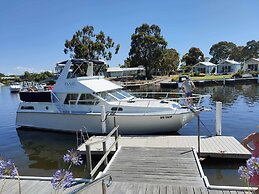 Captains Cove Resort - Waterfront Apartment