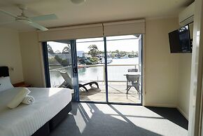 Captains Cove Resort - Waterfront Apartment