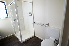 Captains Cove Resort - Waterfront Apartment