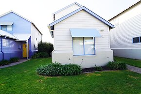 Captains Cove Resort - Waterfront Apartment