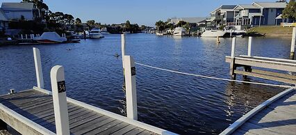 Captains Cove Resort - Waterfront Apartment