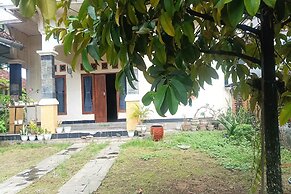 OYO 93425 Homestay Anisa