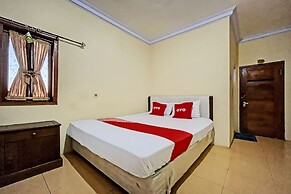 OYO 93422 Villa Tirto