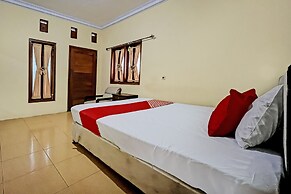 OYO 93422 Villa Tirto