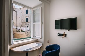 Art Deco Old Town Square Apartments by DuHomes