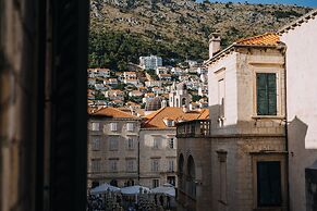 Art Deco Old Town Square Apartments by DuHomes
