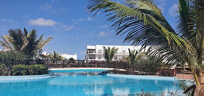 Lovely Pool View 1 bed Apartment Block 6