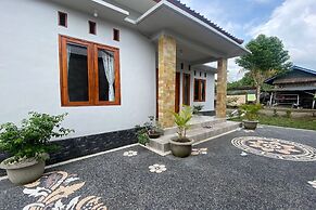 SPOT ON 93441 Gians Homestay Near SMKN 2 Kuripan