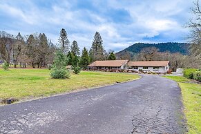 Grants Pass Vacation Rental Home: Deck + Views!