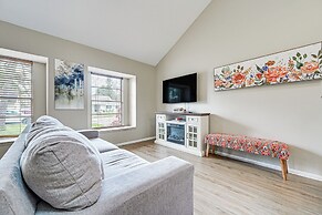 Tampa Townhome w/ Lake Access & Workspace!