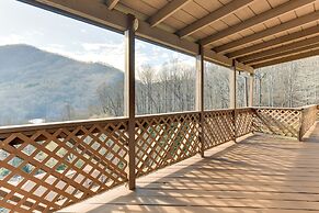 Maggie Valley Mountain Escape w/ Fireplace & Deck!