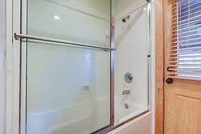 Lake Whitney Cabin w/ Hot Tub & Fire Pit!