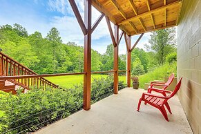 Hammocks & Forest Views: Creekside Murphy Retreat
