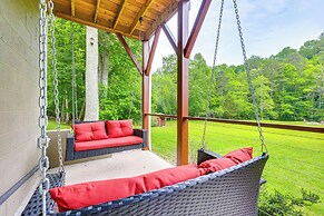 Hammocks & Forest Views: Creekside Murphy Retreat