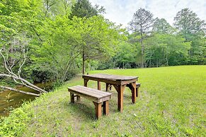 Hammocks & Forest Views: Creekside Murphy Retreat