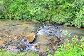 Hammocks & Forest Views: Creekside Murphy Retreat