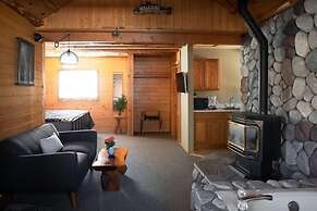 2401 - Oak Knoll Studio With Jacuzzi #2 Cabin by RedAwning