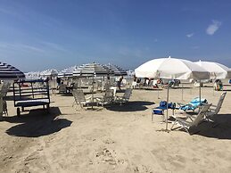 34 Riviera: M4 Giardino 44A, frente Praia, 4Dorms, 3Banh, 2Gar, Varand