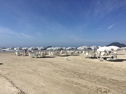 34 Riviera: M4 Giardino 44A, frente Praia, 4Dorms, 3Banh, 2Gar, Varand