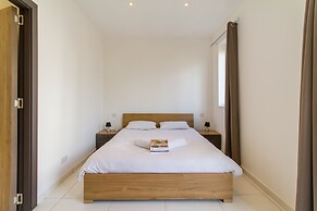 Central  1bdr Apt 50 mts by the Sea Gzira