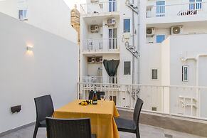 Central  1bdr Apt 50 mts by the Sea Gzira