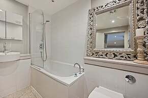 Sleek 2BD Flat W/terrace - 2 Mins From Farringdon!