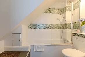 Radiant and Roomy 2BD Flat - Fulham!