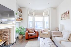Radiant and Roomy 2BD Flat - Fulham!
