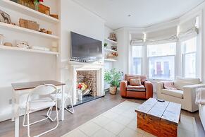 Radiant and Roomy 2BD Flat - Fulham!