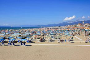 Comfortable Campsite-chalet G10 Tuscany Near sea